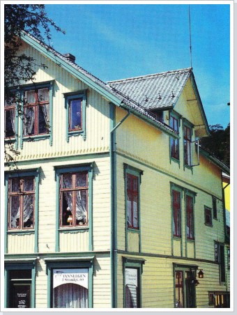 Jotun Farbtöne: Trøndergul 1826-Y16R  -  7058 Grønnhaug